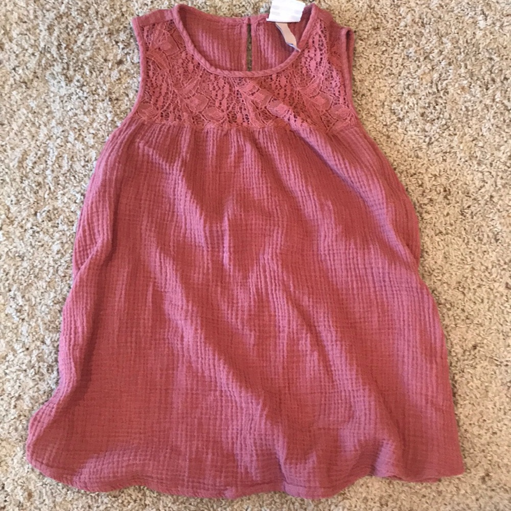 Mauve tank with lace design
